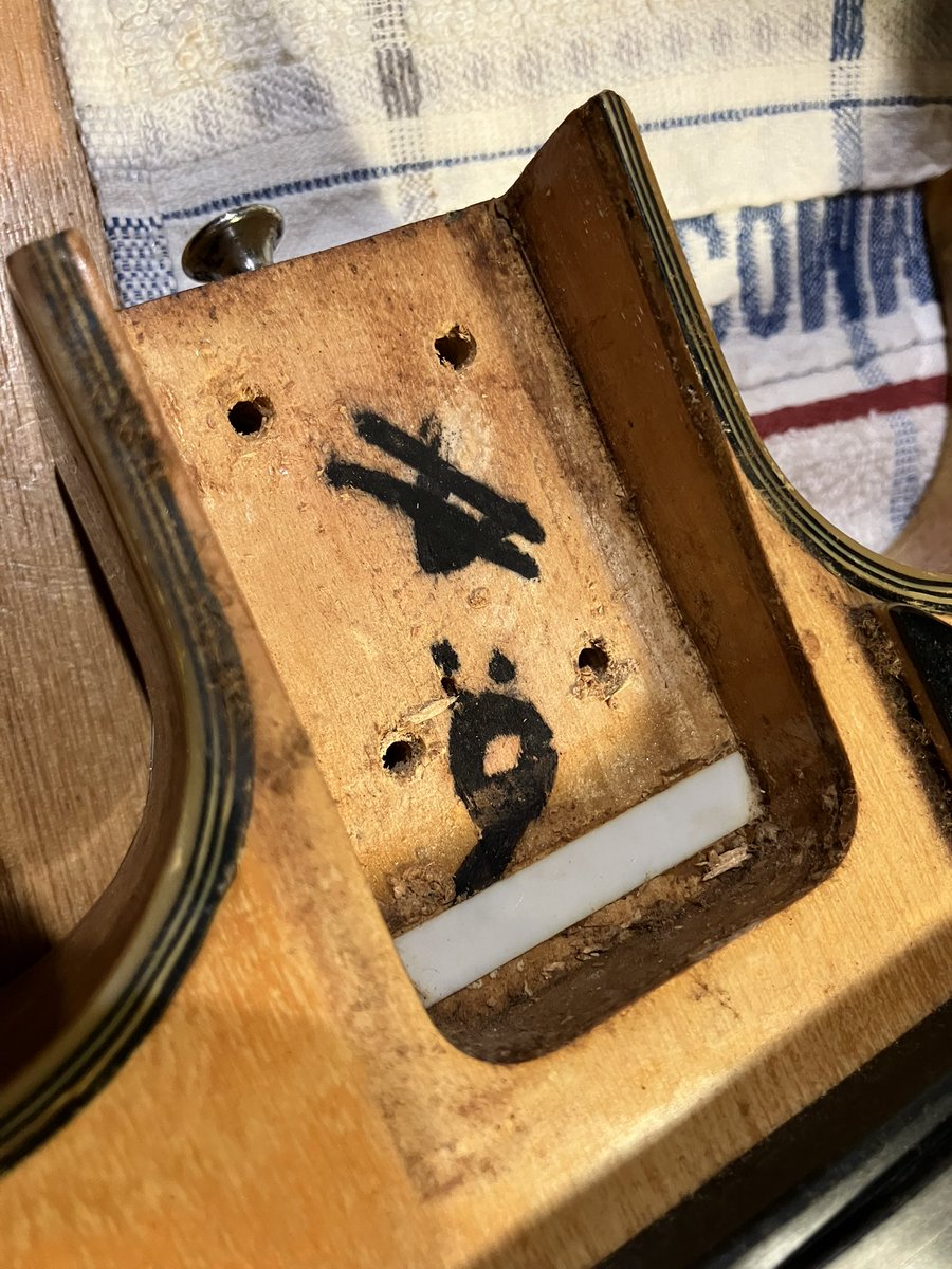 sunold_things's tweet image. Honeyのネックを外したら番号が出てきた❗️
6? 9? M? …
これは69年製ということなのでしょうか❓🤔
#Honey #ビザールギター #フルアコ #エレキギター