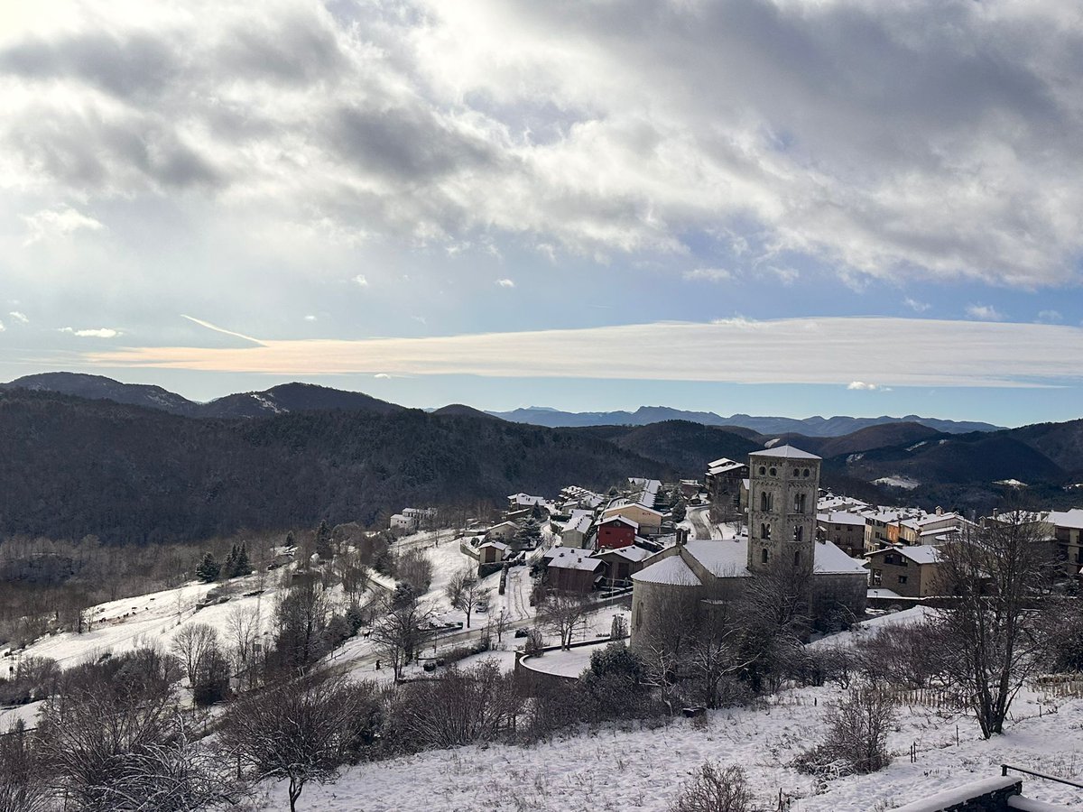 ecoviesgi's tweet image. ❄ Avui la Pirinexus a Molló s'ha llevat amb aquest paisatge nevat tan espectacular.

⚠️ Recordeu moderar la velocitat i extremar la prudència, especialment a les baixades. Amb neu, la calçada pot ser relliscosa i presentar trams amb gel. #EcoviesGi #Pirinexus #Neu