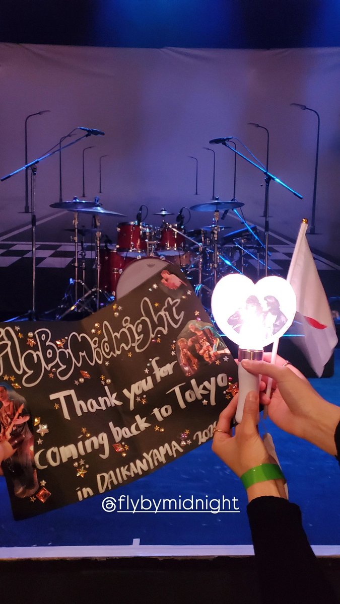 ど真ん中の最前を初めてGETしまして
気合い入れて作っていったボードもめっちゃみてくれたし、最後スティックまでくれて💕🥺
もう本当にfly by midnight大好きすぎる♡
そしてもう今年の楽しみがなくなってしまった😇