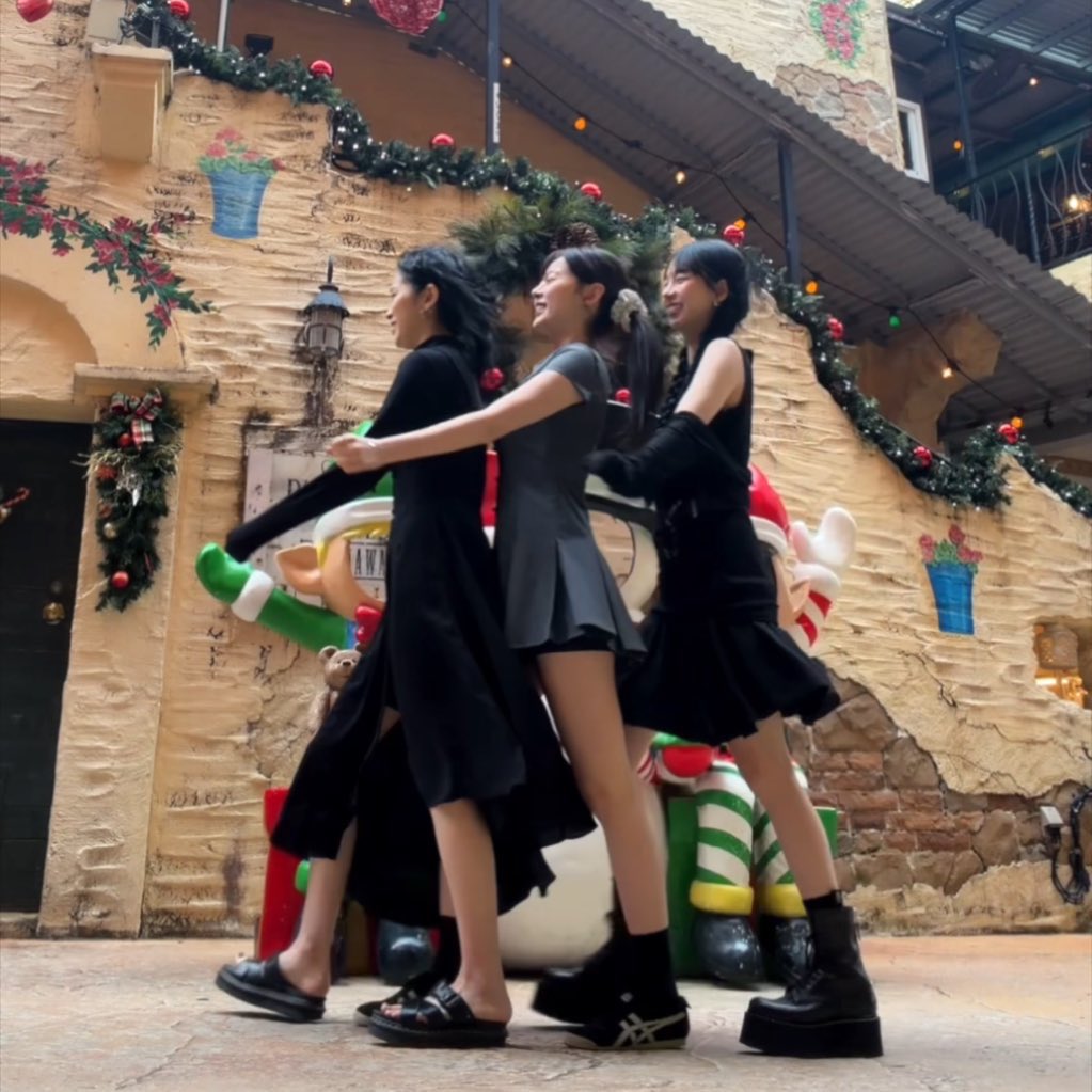 icurina's tweet image. u cant tell me this isnt the cutest thing ever like this is literally friendship goals