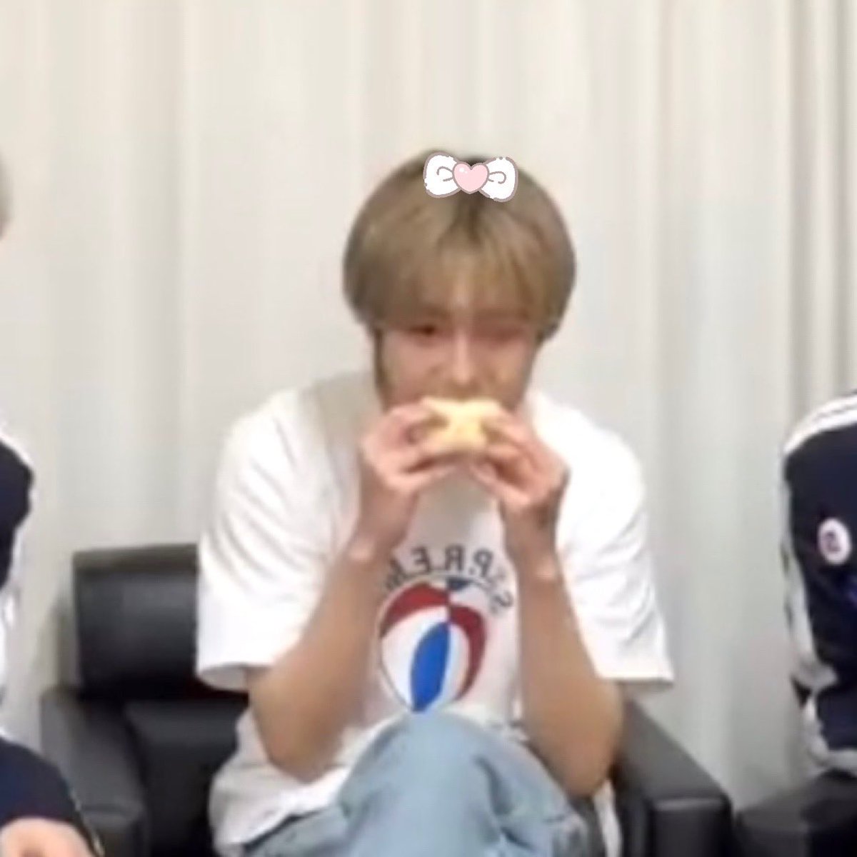 lnthurdae's tweet image. :¨·.·¨:
 `·. คนอะไรน่ารักยันตอนเคี้ยว ♡ ♡
⠀⠀⠀🫳🏻🫳🏻 ๑ ᵒ̴̶̷̥́ ⤙ᵒ̴̶̷̤` ๑ 👼🏻🎀🍼🥯💭⋆⁺