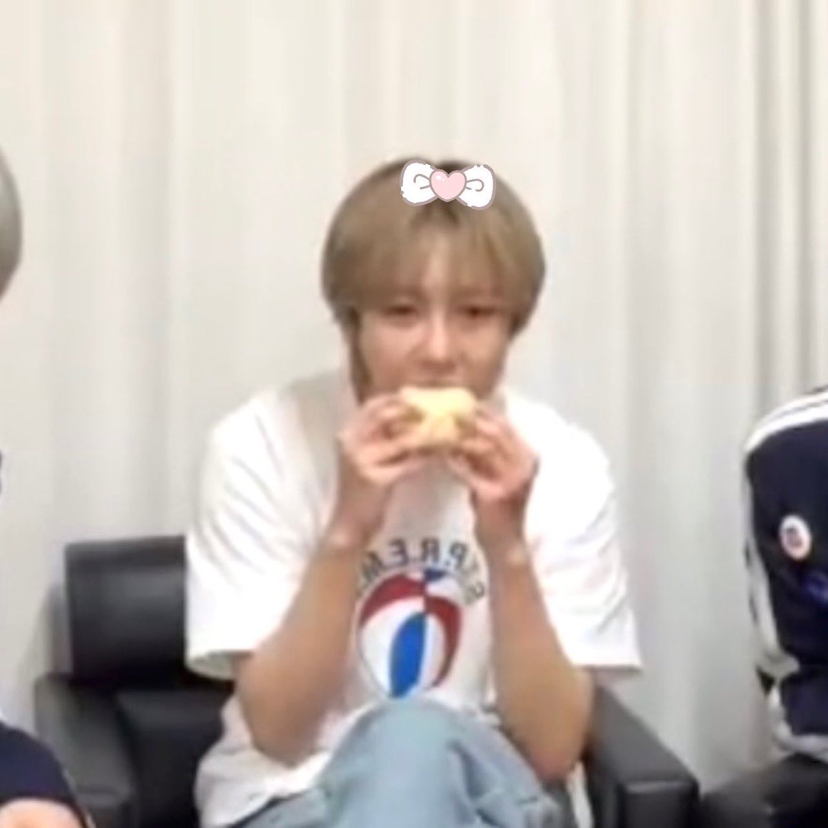 lnthurdae's tweet image. :¨·.·¨:
 `·. คนอะไรน่ารักยันตอนเคี้ยว ♡ ♡
⠀⠀⠀🫳🏻🫳🏻 ๑ ᵒ̴̶̷̥́ ⤙ᵒ̴̶̷̤` ๑ 👼🏻🎀🍼🥯💭⋆⁺