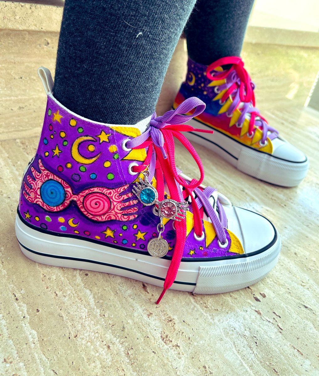 Ya tiene las zapas su dueña, no puede estar más emocionada y contenta, fijaos en el detalle del colgante de las gafitas y el andén. Estoy super feliz, han sido un trabajazo pero ha merecido la pena, si le dais al RT y al ❤️ para que más gente las vea sería genial. ❤️