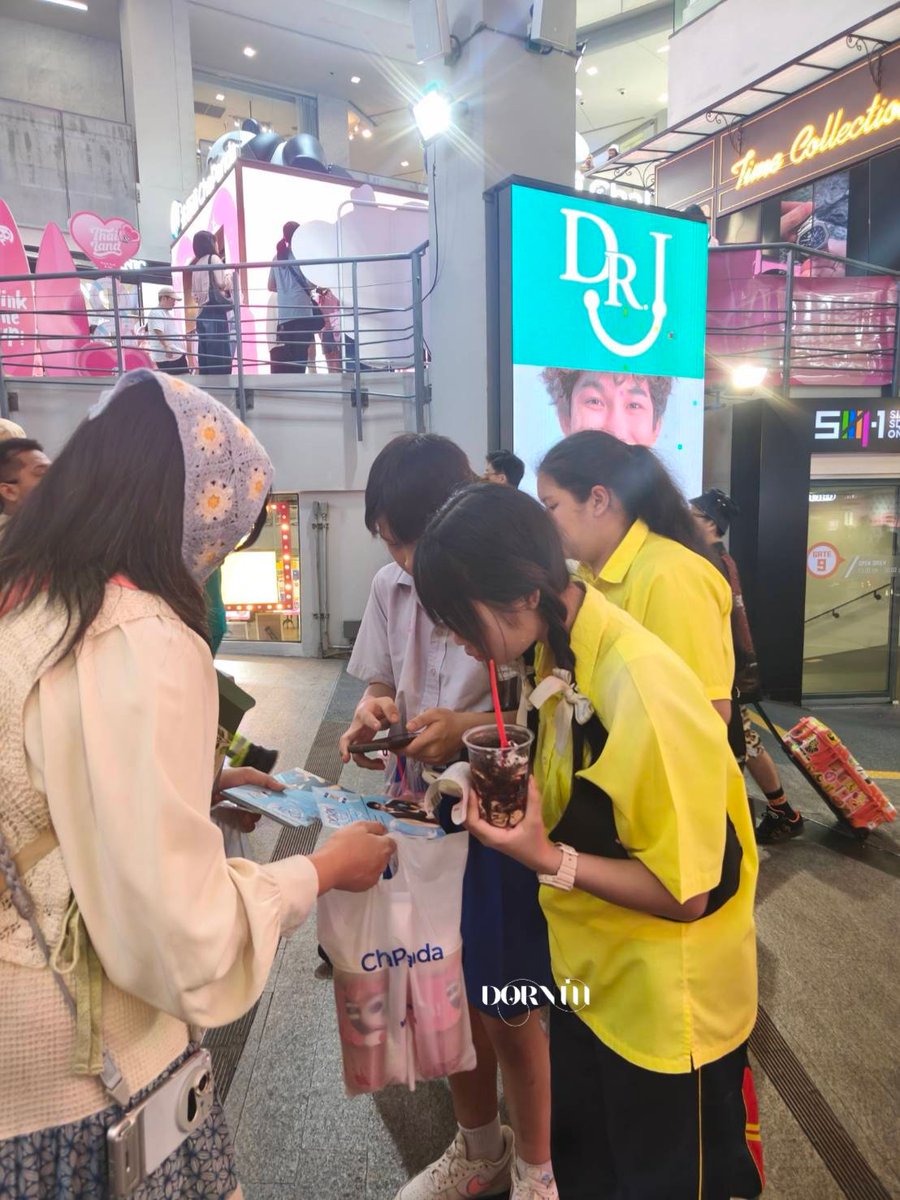 DORNThailand's tweet image. เมื่อมีกิจกรรมงานเปิด คนเยอะๆแบบนี้ อัลลี่ฝ่ายขายไม่เคยพลาด😁🩵

#DORN #佑泷 #DornKhumraj
#NexT1DE_DORN  #NexT1DE