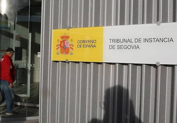 slalanda's tweet photo. @Herzogoff @rominaroy23 El título de la L.O. 1/2025 que “rebaja” el Poder Judicial a “servicio público” y la nueva cartelería de Juzgados y Tribunales que dejan claro que depende del Gobierno de España, son la lápida de la separación de Poderes y del Estado de Derecho. https://t.co/DZbSbQbL6B
