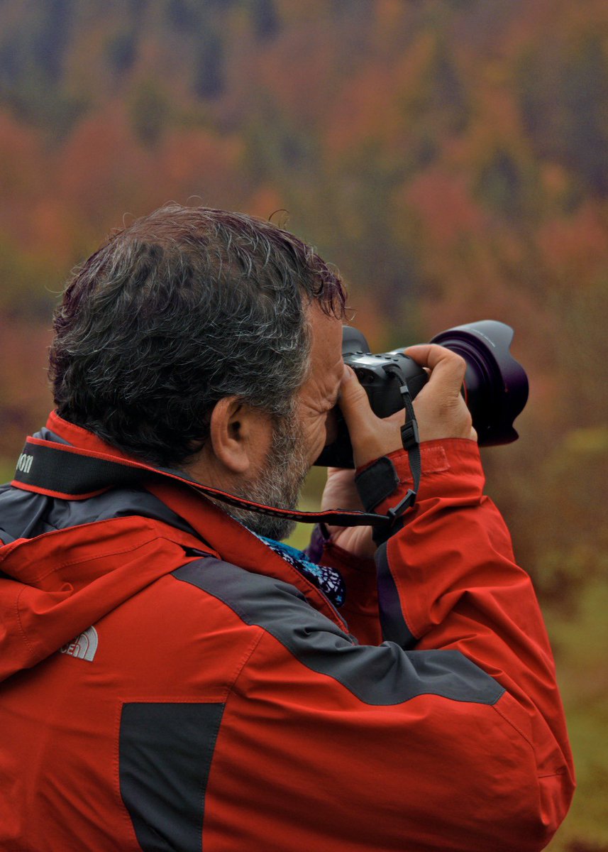 kemalozturk2020's tweet image. Gazeteci olarak 30. Yılımı bitirmiş bulunuyorum.
Hala çalışan bir gazeteciyim, zaten bizim meslekte emekli olunmaz.

Savaşlar, çatışmalar, afetler ve kriz bölgelerinde, yani sahada geçti mesaimin çoğu. 
Çünkü sahada olmadı mı meseleyi tam anlamamak mümkün değildir.

Mesleğimizin…