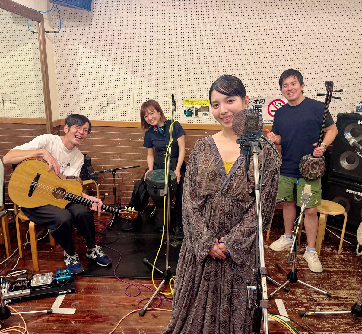 kizukiminami's tweet photo. 1/21発売『ウタアシビ』より「きょら島 ～うつくしい島～」先行配信中🏝️
宮沢和史さん作詞作曲、奄美の唄者、前山真吾さんの素晴らしい唄と三味線、ギター盛 保道さん、パーカッション西平せれなさんと皆で一緒に奄美で録音した空気感も合わせてぜひお楽しみください！
✅https://t.co/476yPgeLi6

1/21アルバム「ウタアシビ」発売日当日にはネットサイン会もあります✨
ご予約受付中❣️
✅ https://t.co/2Fdrh6pOb6

#城南海 #奄美大島 #ウタアシビ