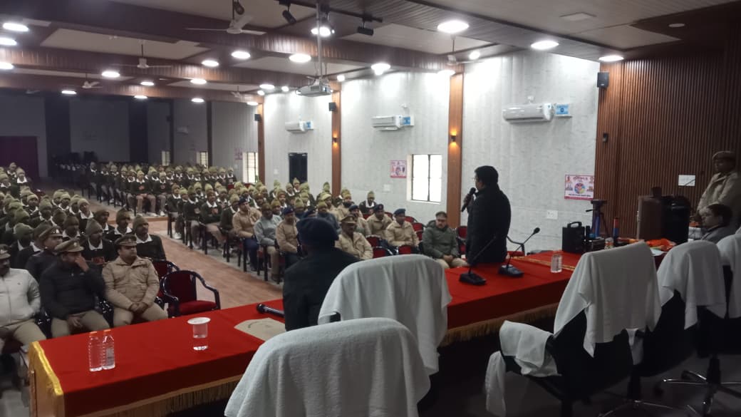 shravastipolice's tweet photo. #SP_Shravasti के निर्देशन व #CO श्री आलोक कुमार के नेतृत्व में ZFD कार्यक्रम के तहत द्वारा सड़क सुरक्षा एवं जीवन रक्षक प्रशिक्षण आयोजित।
CPR, गोल्डन आवर, eDAR व आधुनिक यातायात उपकरणों पर व्यावहारिक प्रशिक्षण देकर दुर्घटनाओं में मृत्यु दर शून्य करने की दिशा में सशक्त कदम।
#ZFD https://t.co/TO2MBbTXCU