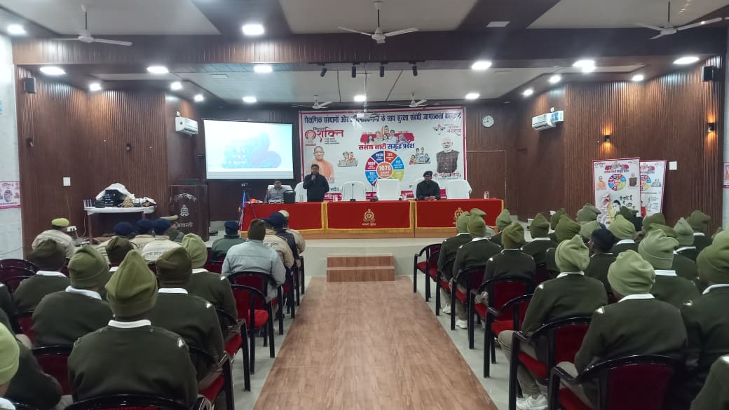 shravastipolice's tweet photo. #SP_Shravasti के निर्देशन व #CO श्री आलोक कुमार के नेतृत्व में ZFD कार्यक्रम के तहत द्वारा सड़क सुरक्षा एवं जीवन रक्षक प्रशिक्षण आयोजित।
CPR, गोल्डन आवर, eDAR व आधुनिक यातायात उपकरणों पर व्यावहारिक प्रशिक्षण देकर दुर्घटनाओं में मृत्यु दर शून्य करने की दिशा में सशक्त कदम।
#ZFD https://t.co/TO2MBbTXCU