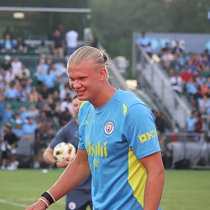 GlobalStatsX's tweet image. 💰 25 Highest-Paid Footballers in Europe’s Top 5 Leagues  
(Weekly Wages)

1. 🇳🇴 Erling Haaland (Manchester City) — £525,000/wk  
2. 🇫🇷 Kylian Mbappé (Real Madrid) — £518,137/wk  
3. 🇬🇧 Harry Kane (Bayern Munich) — £414,509/wk  
4. 🇪🇬 Mohamed Salah (Liverpool) — £400,000/wk  
5.…