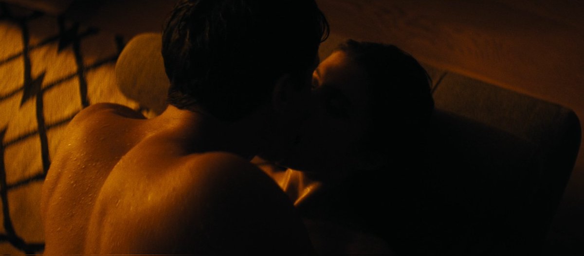 shipneide_'s tweet photo. Resumo da tour da cena de sexo cortada de PWMOV:

-Foi filmada exatamente como no livro
-A autora Emily Henry acompanhou, amou e avisou as amigas que era umas das cenas mais sexys que já viu. 
-Testes de exibição foram feitos, mas o público não reagiu bem
-O diretor a cortou https://t.co/QkZgp3ayNR