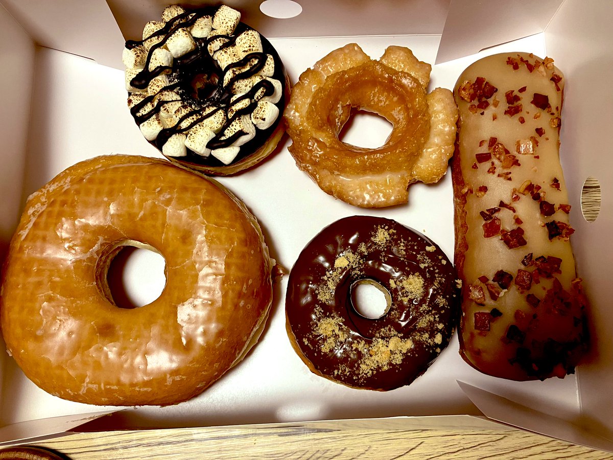 gautaaa's tweet image. 今日の晩御飯はドーナツとコーラです🍩🥤
一個規格外のやつがいる😏