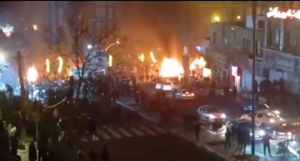 Иран даяар буцалж, Тегеран шатаж байна. Амиа алдсан иргэдийн тоо хэдийнэ хэдэн зуугаар тоологдож эхэллээ!

Интернэт бүрэн хаагдсан ч Иранаас дүрс бичлэгүүд ирсээр байна. Магадгүй Starlink-ээр дамжин гарч ирж байж болзошгүй. Тэдгээр бичлэгүүдэд шатаж буй Тегеран харагдаж байна.