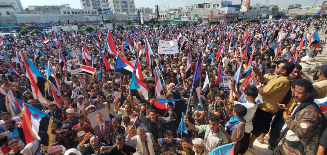 afri_fund's tweet photo. حشود مليونية تصل ساحة العروض بالعاصمة عدن وتجدد تفويضها للرئيس الزبيدي والمجلس الانتقالي الجنوبي 
#اعتقال_وفد_الانتقالي_بالسعوديه
#اعلان_دولة_الجنوب_العربي
#عدن_المستقلة #AIC https://t.co/Km7bVT2n2Z