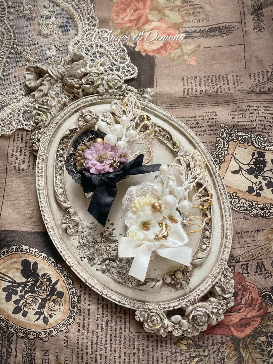 この動画のコーデに合わせヘアクリップは、 黒のファーティペットに