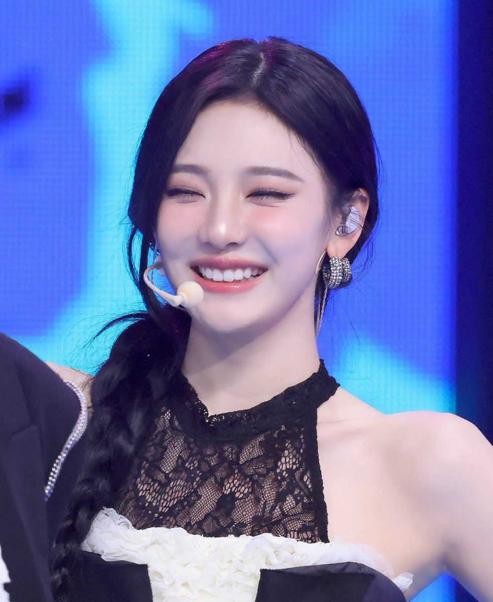 KWGN4gwo's tweet image. 이러케 웃는거 진짜 못참겟음 씨팔 ㅜㅜ