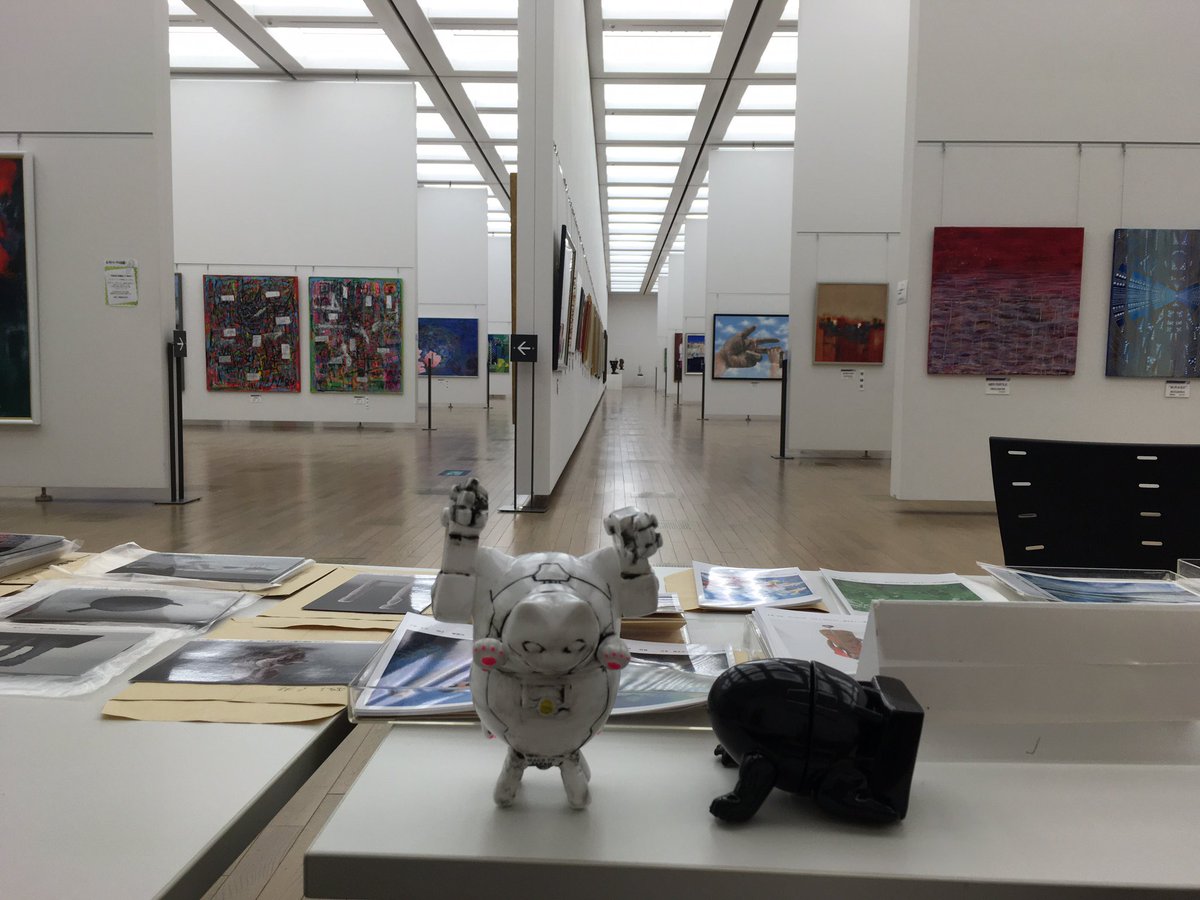 ソフビとかシールを作ってます😽
展示は主に国立新美術館か東京都美術館です🖼️
猫さんがモチーフになる事が多いです。
（固定用）
#ソフビ　#シール　#ねこっちウォーカー　#ねこっちシール　#アート