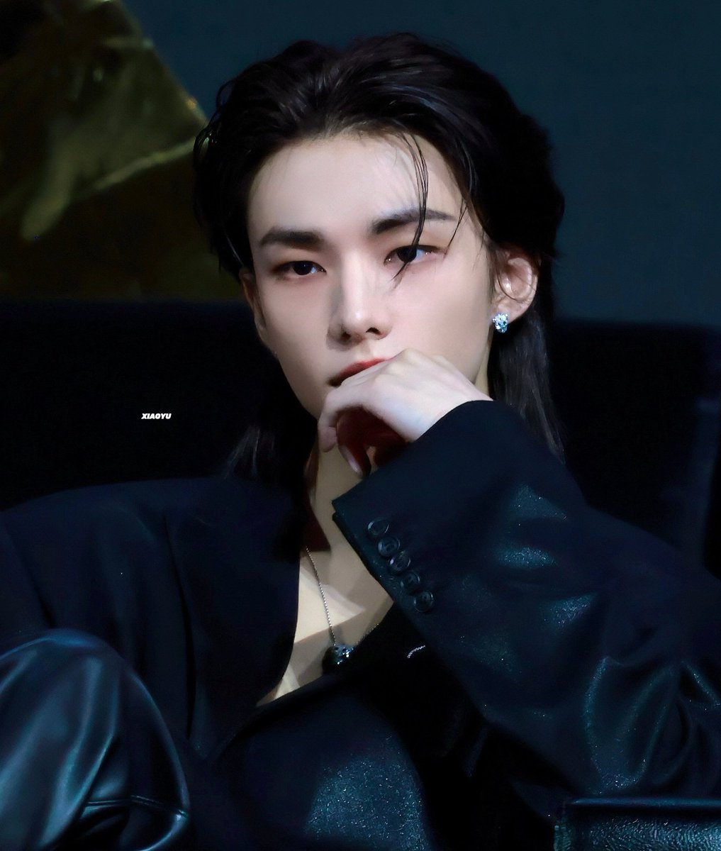 hyunjinpost's tweet image. who just looks like this