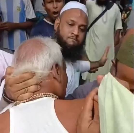 Chandra4Bharat's tweet image. This is how they're treating Hindus in Bangladesh.!!🤬

How would you treat Kanglus in India after watching this.!?