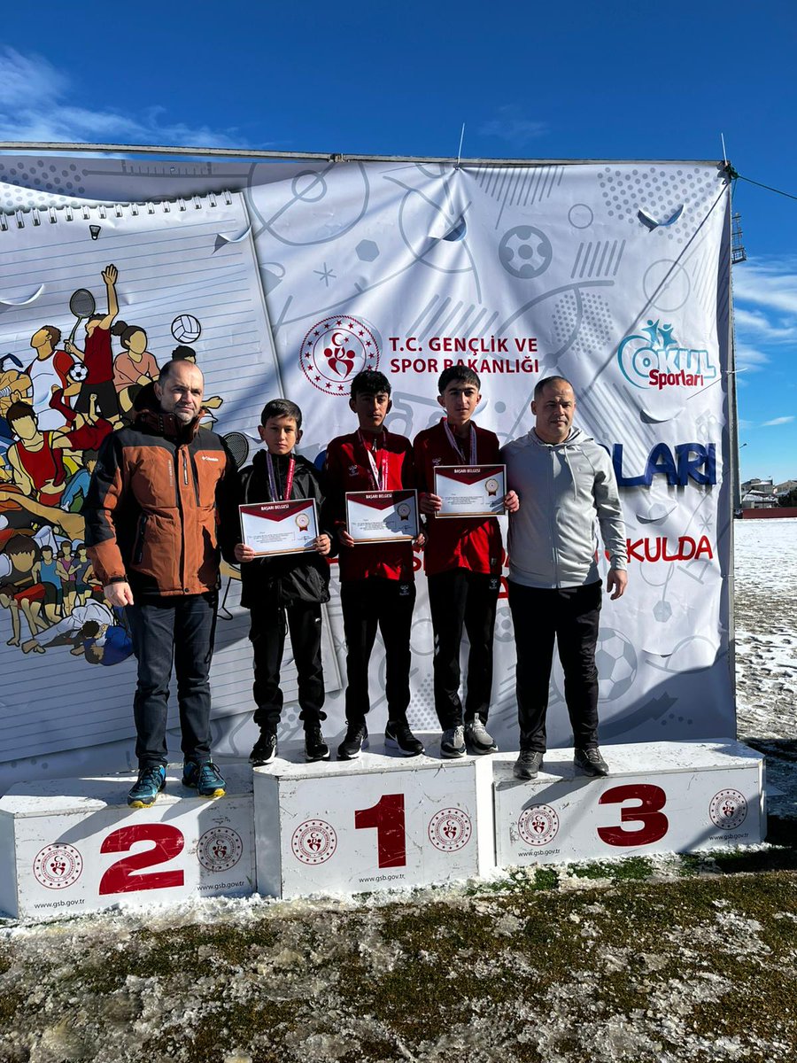 🏃‍♀️🏃‍♂️🇹🇷 OKULLAR ARASI KROS GRUP YARIŞMALARINDA GURUR TABLOSU! 🇹🇷🏃‍♂️🏃‍♀️
📍 10 Ocak 2026 – Erzincan
Okullar Arası Kros Grup Yarışmalarında ferdi olarak katılım sağlayan sporcularımız önemli dereceler elde ederek bizleri gururlandırdı