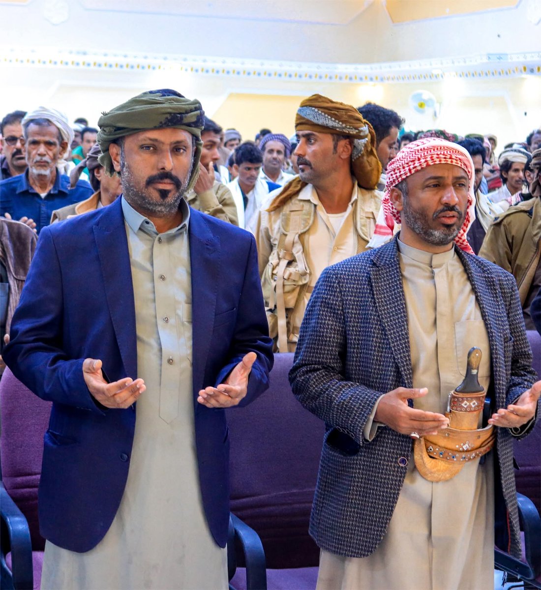 وفد الشيخ عمرو ن حبريش الان على مشارف مدينة المكلا بعد مغادرتها قبل حوالي عام كامل 
يعود لها شامخاً منتصرا رافعا راس وعدوة هاربا ذليلا عبر البحار 
هكذا هم الشجعان لايقبلون الا الانتصار والمرتزقة مصيرهم الهروب

نورت المكلا بقدوم زعيمها
#حضرموت_قادره_على_ادارة_نفسها