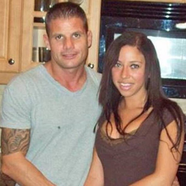 Cultination1's tweet image. 🇺🇸😱 ELLE PAIE UN « TUEUR À GAGES » POUR ASSASSINER SON MARI… MAIS C’ÉTAIT UN FLIC INFILTRÉ ET LA POLICE LUI FAIT CROIRE QUE C’EST RÉUSSI.

En 2009, Dalia Dippolito, 26 ans, mariée depuis seulement 6 mois à Michael, contacte  un intermédiaire pour faire assassiner son mari,…