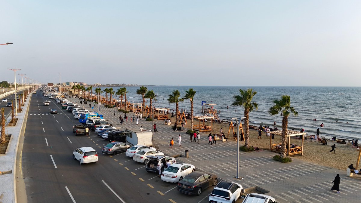 مشاهد تُلخّص الحكاية…
إقبالٌ لافت، وحركة لا تهدأ، وواجهات بحرية امتلأت بالحياة.
هكذا تستقبل جازان زوّارها، وجهةً تنبض بالفرح، وتجمع البحر والإنسان في صورةٍ واحدة، تؤكد أن جازان خيارٌ أول لكل من يبحث عن التجربة والجمال. 🌊✨
#مهرجان_جازان2026