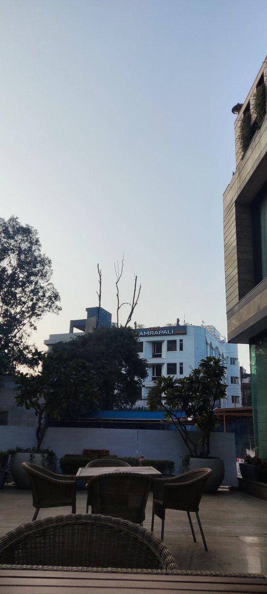 SanjeevJV's tweet photo. Chill Day, Clear Sky, Birds flying around, Private Moment.. #DelhiSky #WeekendScene #WeekendVibes https://t.co/W5rlLGHyEE