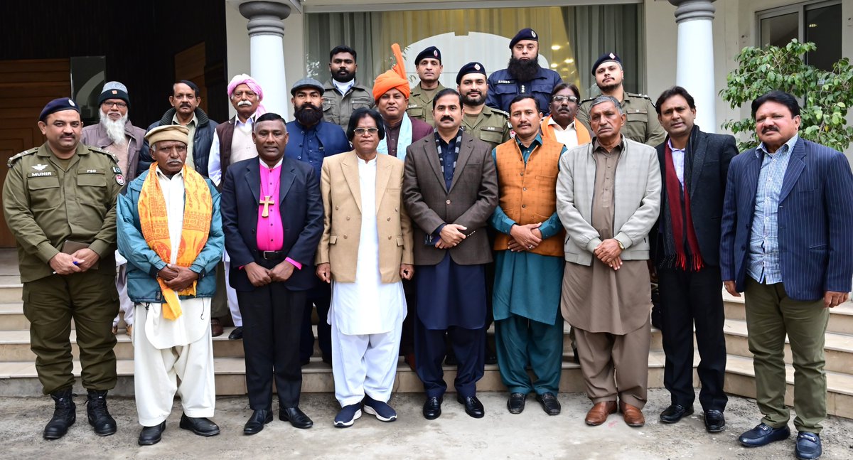 آر پی او بہاولپور غازی محمد صلاح الدالدین (پی پی ایم) کی زیرِ صدارت ریجن کے تینوں اضلاع کے اقلیتی نمائندوں اورمیثاق سینٹر انچارجز سےاہم میٹنگ ہوئی۔اقلیتی برادری کو درپیش مسائل،انکے حل اورمیثاق سینٹرز کی سہولیات کا جائزہ لیا گیا۔