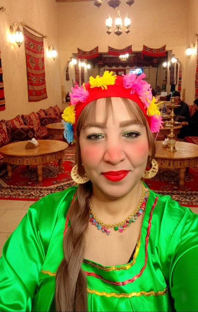 sherinhelal555's tweet photo. ليهم تغيير ديموغرافي
لينا تغيير ملابس🤦🏻‍♀️🤔😇

الصحفية السودانية عزة عمر نصر الشهيرة ب"عزة الشعب" 
من الولاية الشمالية في السودان، اعترضت على قرار الولاية بإعفاء النازحين من "مجاzر الفاشر" إلى الولاية الشمالية وقالت عليهم "أجانب"  وكلامها بالنص 
👇
🔴خبر صادم وخطير قرار استخراج ارقام وطنية و إعفاء جميع نازحي معسكرات العفاض بالولاية الشمالية من رسوم الرقم الوطني يثير تساؤلات حول التوقيت و الضوابط

✍️بصفتي سودانية ومع تواتر معلومات مؤكدة عن وجود أجانب مندسين من جنسيات مختلفة داخل معسكرات النزوح بالولاية الشمالية م�� بينهم تشاديون ومواطنون من دول أفريقية أخرى كجنوب السودان وعرب الشتات والأحباش تبرز تساؤلات مشروعة حول دوافع وملابسات قرارات تتعلق بالرقم الوطني من وزير الموارد البشرية معتصم أحمد صالح في هذا التوقيت الحساس ففي ظل حالة الفوضى التي يعيشها الوطن تبدو الحاجة ملحة لتوضيح الضوابط التي تمنع أي توظيف خاطئ لإجراءات إنسانية قد تفضي إن غابت الرقابة إلى تغيير ديمغرافي أو استيطان غير مشروع و إحتلال ارض الشمال  وهو ما يرفضه أهل الشمال رفضاً قاطعاً ماذا يحدث في الولاية الشمالية ؟؟؟

#ملحوظة
الأستاذة عزة من ضيوف مصر، ولها نشاطات اجتماعية كتير وبتنزل فعاليات كتييييير، المشكلة بس انها رافضة إن ولايتها تستقبل نازحين "سودانيين" من ولاية تانية، بحجة انها متضمنش دول اصولهم ايه او قبائلهم مين، هى قلقانة من احلال قبايل مكان قبايل، مش بس جنسيات اخرى، ومرعوبة من التغيير الديموغرافي اللي ممكن يحصل. اه و الله زي ما بكلمك كدة.

الاستاذة خايفة على السودان وهى تتحدث من قلب القاهرة خلينا نقول "مهاجرة-نازحة-لاجئة بدون بطاقة المفوضية- مقيمة- مالكة لعقار" أيا كانت الصفة اللي هى موجودة بيها ��ي مصر فهى في غير موطنها الأصلي، وبتتلقى دعم من دولة اخرى:
أمن
خدمات
كهرباء
غاز
عيش مدعم
مواصلات
تعليم لاولادها
علاج مدعم
ادوية مدعمة
بنية تحتية
لكن هى نسيت إن الولاية الشمالية آمنة ومدخلتش الحرب اصلا الا يعنى مناوشات محدودة لا تستدعي خروج اهلها، وبدأت تستقبل كمان نازحين من جوا السودان، وعايزة تفضل في مصر وتحرم على الاخرين من "السودانيين"، انهم ينزحوا بحثا عن الآمان جوا بلدهم.

نسيت ان مصر دخلها على حس دخول السودانيين "تهريب"، جنسيات من اللي ذكرتهم بنفس توصيفها تهريب، وان وجودها في بلد و هى ولايتها امنة يعتبر استغناء منها كمواطنة عن ضرورة حمايتها لبلدها عن طريق وجودها فيها. وقعدتها في مصر لحد دلوقتي يعتبر لجوء اقتصادي استغلالي لفوضى الحرب. ومازالت بتحذر بلدها من اللي هى نفسها بتعمله. وانا هنا لا ألوم عليها، هى واحدة خايفة على بلدها ولو بأضعف الإيمان. 

لكن كلامي للمصريين اللي بيشوفوا قعدة الجاليات الاجنبية اللاجئة حق مكتسب لهم وعيب حد يلجأ لك وترده او "تعايره"، رأيك ايه في كلام السودانيين نفسهم ورفضهم لاهلهم ذاتهم يستوطنوا جوا بلدهم؟!

وكونها اعلامية يخليني اطلب من اعلاميين بلدنا المنحازين للاجئين ووجودهم على حساب المصريين وفاتحين علينا برامجهم لحرق الدم والتقطييم، يسمعوا الاستاذة عزة يمكن يتعلموا منها شوية خوف على البلد، واحترام لاهلها وحقوقهم!!!

ليه الجنسيات اللاجئة عندهم انتماء لارضهم "ولو بالاسم" وانت يا مصري متبرع بارضك وقوتك وتضحياتك عشان تشوف بلد فيها مستقبل افضل لاولادك، لجنسيات بتستغلك مش اكتر؟
لي�� ليهم تغيير ديموغرافي و لينا احنا تغيير ملابس؟؟؟

#شيرين_هلال
#مصر_للمصريين_مش_تكية
#ترحيل_جميع_اللاجئين_مطلب_شعبي