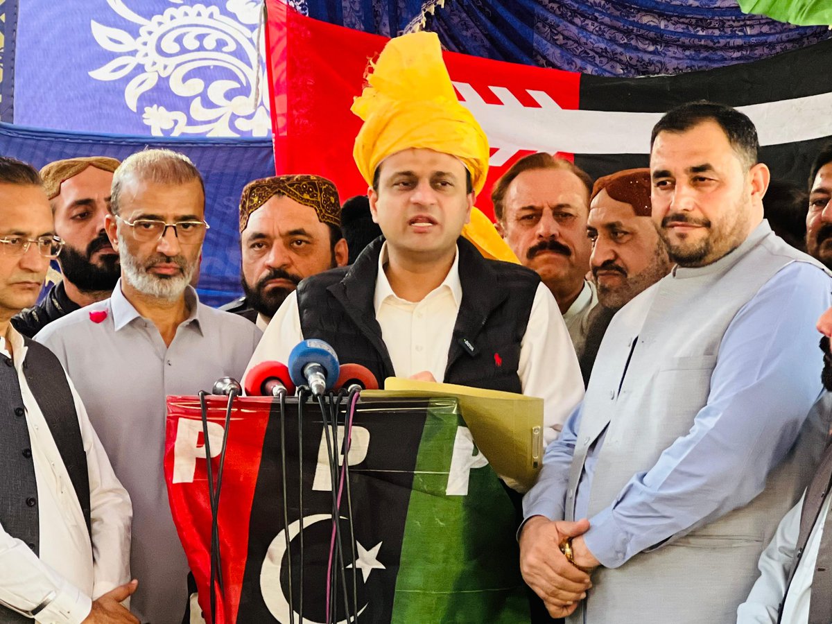 RaufNagori's tweet photo. ڈسٹرکٹ کیماڑی!
میئر کراچی بیرسٹر مرتضیٰ وہاب کی جانب سے بابِ خیبر سے سیکٹر-4 اورنگی ٹاؤن تک سڑک کی بہتری و بحالی کے کام کا آغاز کیا گیا۔
اس موقع پر جنرل سیکریٹری ڈسٹرکٹ کیماڑی حبیب جدون,ڈسٹرکٹ کیماڑی کے انفارمیشن سیکریٹری افتخار شاہ،ایم پی اے علی احمد جان،یوتھ کراچی ڈویژن کے جنرل سیکریٹری حیدر خان،ٹاؤن چیئرمین علی اکبر،پی-ایس،یوسی کے عہدیداران اور جیالوں کی بڑی تعداد میں شرکت۔
