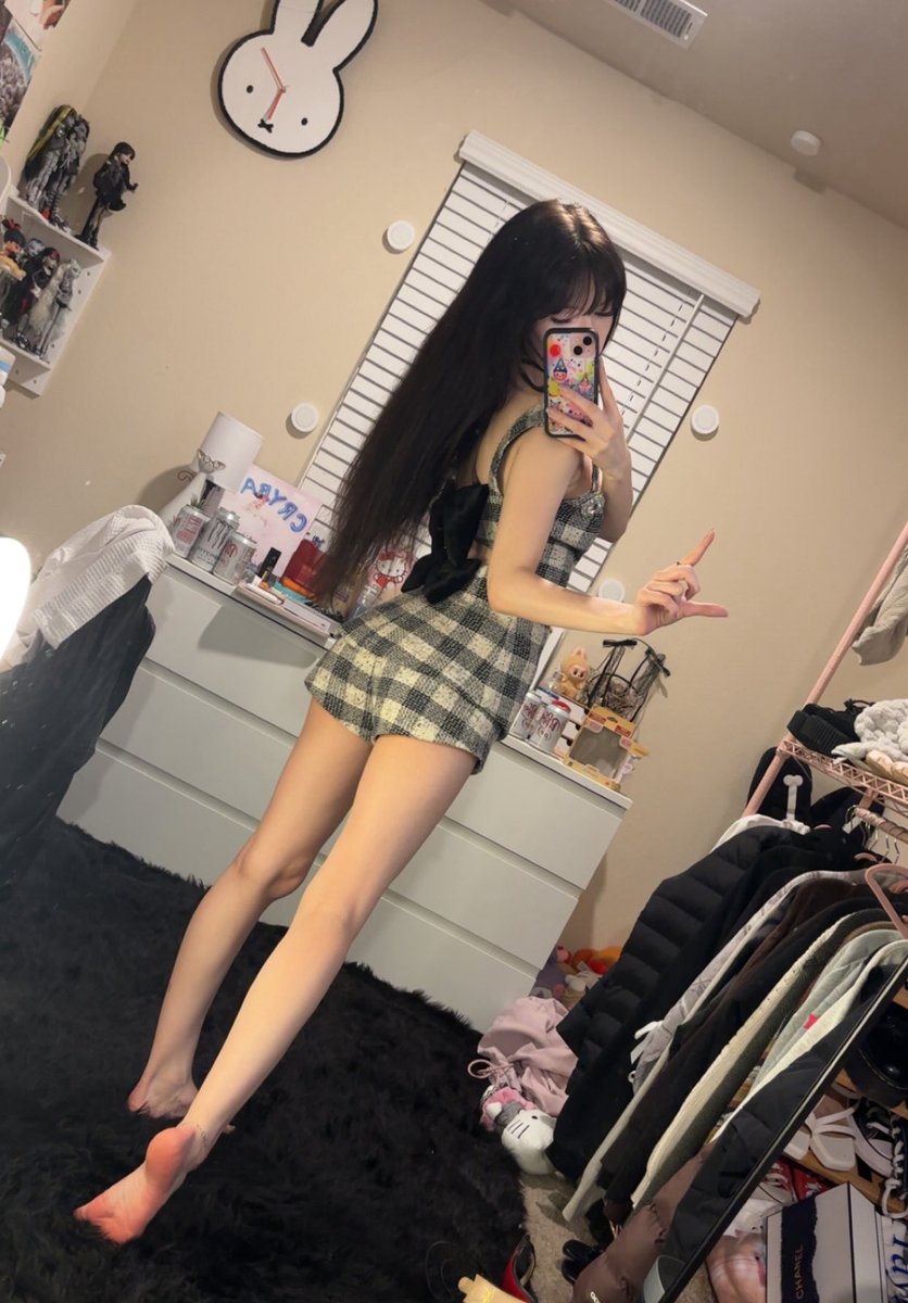 bratzbuckz's tweet photo. bow down &amp; kiss my pretty pink feet ;) https://t.co/fOBCFbYiXM