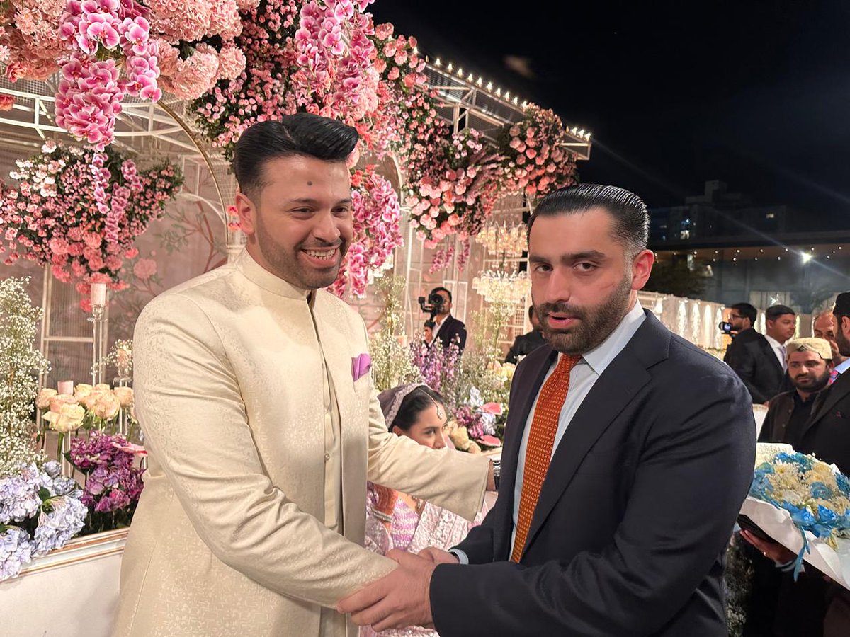 rattar_siraj's tweet photo. کراچی: پاکستان پیپلزپارٹی کے نوجوان رہنما راول شرجیل میمن نے ادی فریال تالپور صاحبہ کی بیٹی کی شادی کی تقریب میں شرکت کی,
❤️🖤💚
@FaryalTalpurPk @sharjeelinam @rawalsharjeel @MediaCellPPP https://t.co/PgyaApRmDL