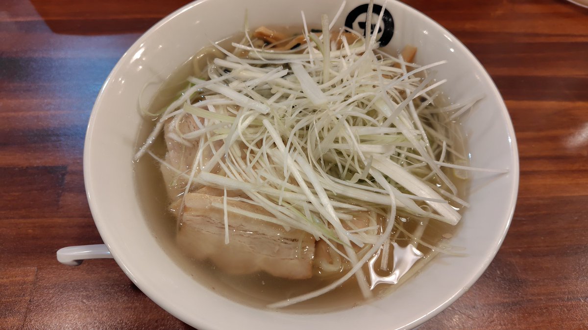 sho_f522's tweet photo. 宮城県の仙台朝市での食べ歩きグルメ②

伊藤商店の「金の中華そば」☝️

魚介出汁のあっさりした醤油スープのラーメンで、やや縮れた中太麺に薄くスライスされた豚バラチャーシュー、白ネギ、ほうれん草、煮卵の入ったラーメンです!

朝7時から営業しており、早朝からラーメンを楽しめます😋 https://t.co/5m2gITlCHm