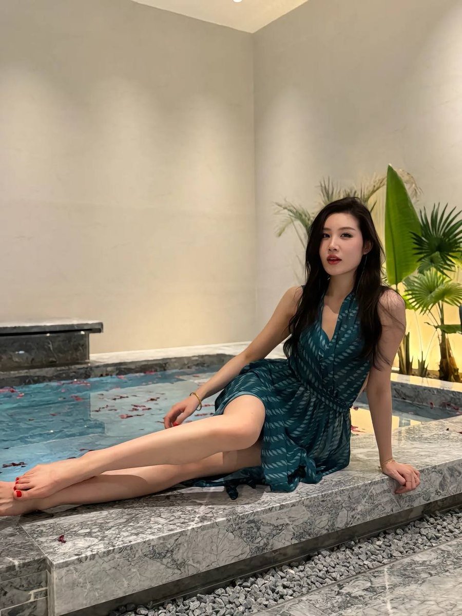 sonidj51's tweet photo. 裙子下面什么都没穿，你猜是为了浪漫，还是为了方便？ https://t.co/ZjvhfF7hfc