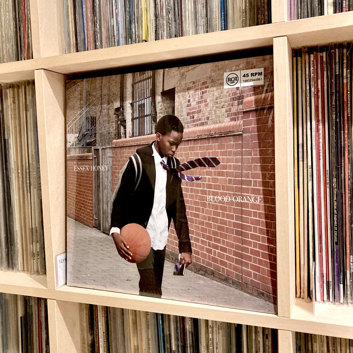 muselection's tweet image. 2025年の最高傑作と誉高い Blood Orange『Essex Honey』にまつわる今昔物語 を遅ればせながら...
ドゥルッティ・コラム、ベン・ワット、プリファブ・スプラウト...
ネオアコースティックの中枢が一堂に会したアルバムなんて贅沢にもほどがある...
というか何ちゅうか本中華...
instagram.com/p/DTVBTLYAV36/…