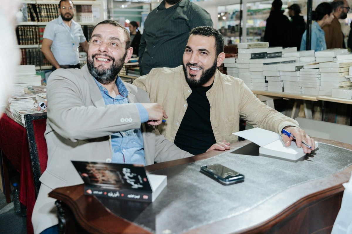 الحُرِّية لأخي وصديقي أيمن العتوم
إنسان حُرٌّ ونبيل،
مُحِبٌّ لوطنه ولأمَّته،
أمثاله جديرون بالتكريم والتقدير!
اسأل الله العظيم الذي ردَّ موسى إلى أمّه أن يردَّ أبا الحسن إلى أمه!