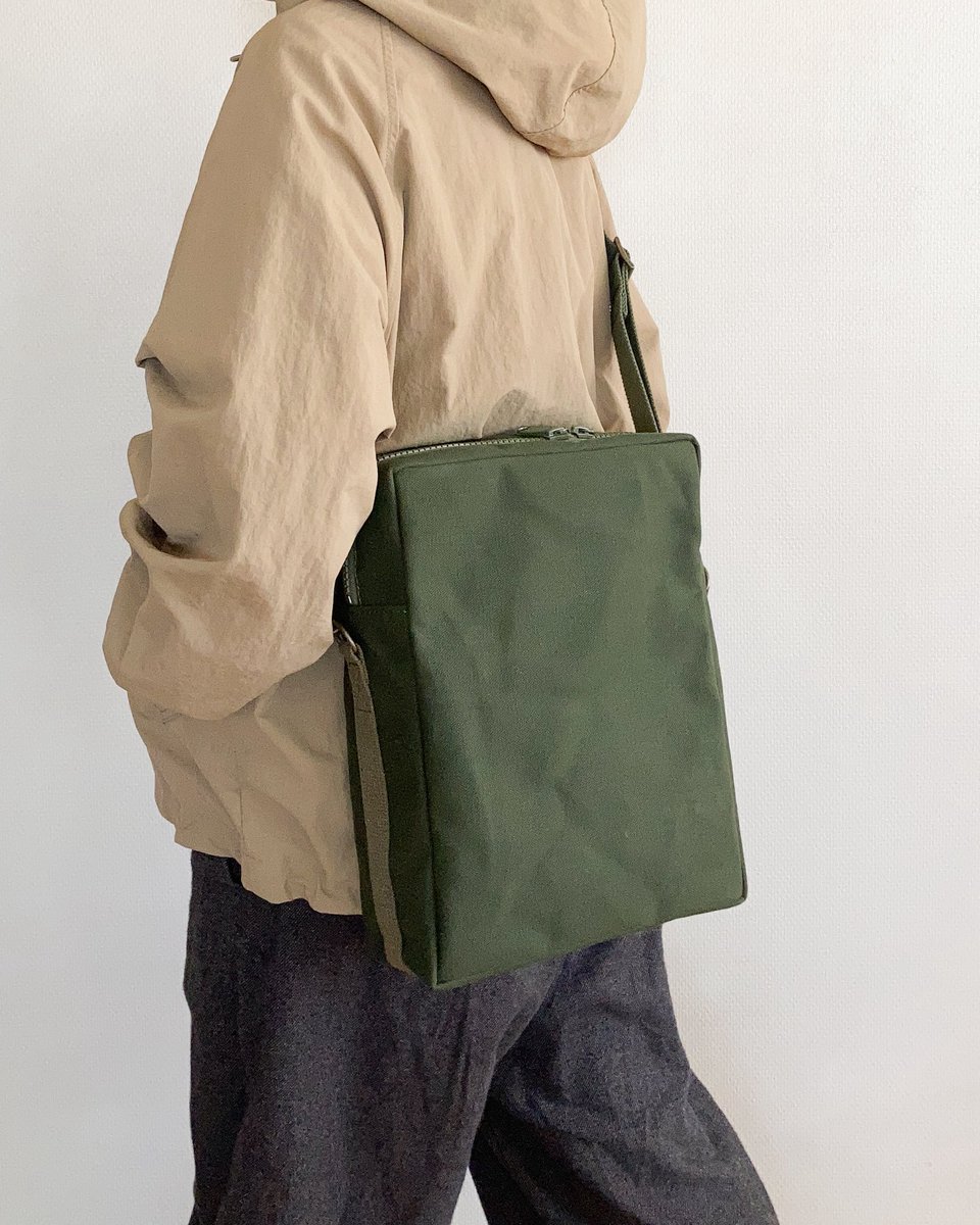 aoyabags's tweet photo. 再販のお知らせです
厚手6号帆布のショルダーバッグ

ショルダースクエア タテ オリーブドラブ / 6号帆布

https://t.co/14Fq7SlAPz

A4ファイルが入るサイズではちょっと大きすぎるという方におすすめのスッキリ使えるショルダー

#帆布ショルダー
#aoyabags https://t.co/3QjApnsRaI