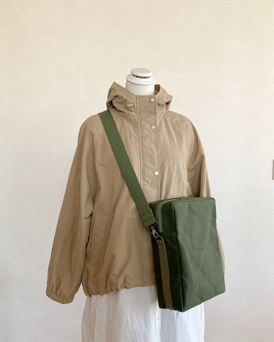 aoyabags's tweet photo. 再販のお知らせです
厚手6号帆布のショルダーバッグ

ショルダースクエア タテ オリーブドラブ / 6号帆布

https://t.co/14Fq7SlAPz

A4ファイルが入るサイズではちょっと大きすぎるという方におすすめのスッキリ使えるショルダー

#帆布ショルダー
#aoyabags https://t.co/3QjApnsRaI