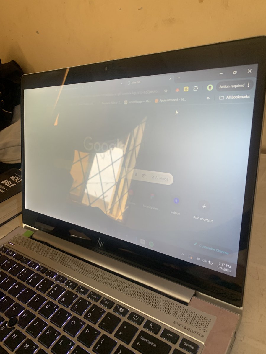 itsdavetech's tweet photo. not a good way to start the year

my laptop’s screen ❌
barely can see anything 😔😓 https://t.co/1QUHpVTxdT