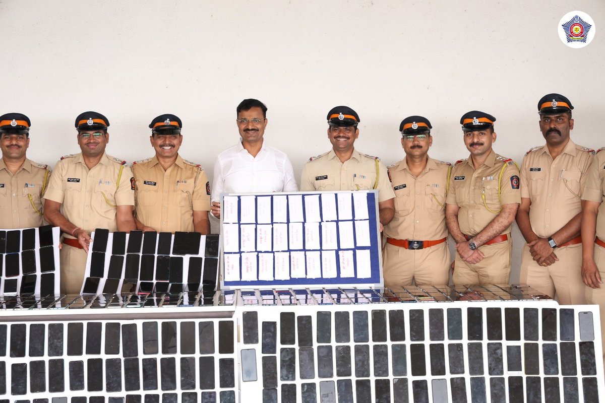 MumbaiPolice's tweet photo. एका विशेष मोहिमे अंतर्गत मुंबईत हरवलेले वा चोरीला गेलेले अंदाजे ₹ २ कोटी किंमतीचे  १६५० मोबाईल उत्तरप्रदेश राज्यातील विविध भागातून हस्तगत करण्यात आले आहेत.
आजपर्यंत या मोहिमे अंतर्गत एकूण ३३५१४ मोबाईल फोन मूळ मालकांना परत करण्यात आले आहेत.

#MumbaiPolice4All https://t.co/9P0TR640vL