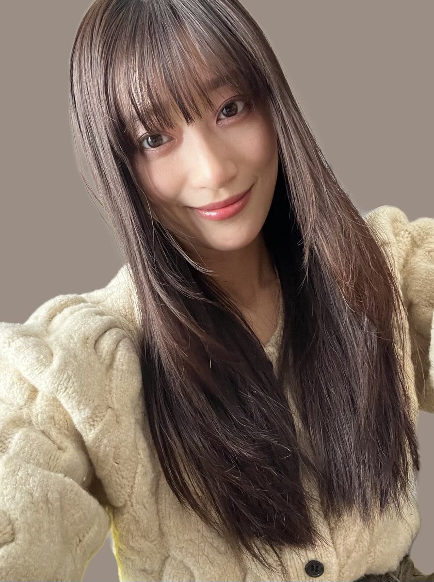 髪伸びた記念
百億年ぶりにちゃんと
メイクした記念
ちゃんと年齢が顔に
追いついてきて嬉しい✌️