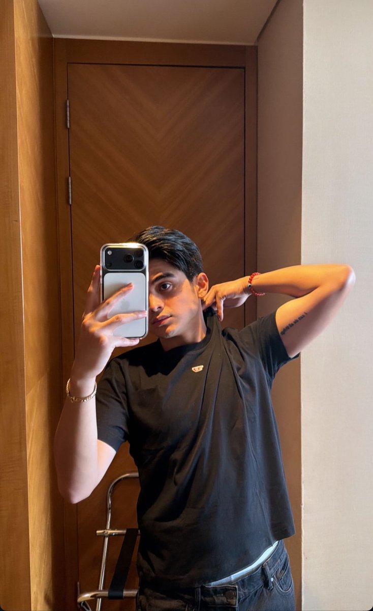 willblushly's tweet image. H-HELLO?!