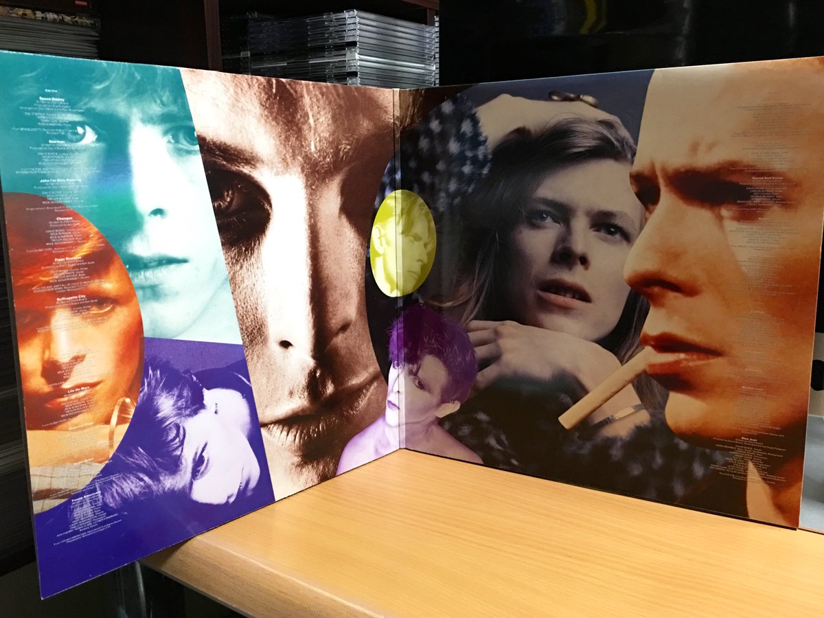 solarglider's tweet image. 10年前と同じく『CHANGESBOWIE』（1990年発売ベスト盤）の２枚組UK盤LPの中ジャケで改めて追悼。（同作はCDよりもLPの方が収録曲が多いため発売当時はLPを聴ける環境だったのでこちらを購入／写真は10年前に撮影のもの）#DavidBowie #ChangesBowie