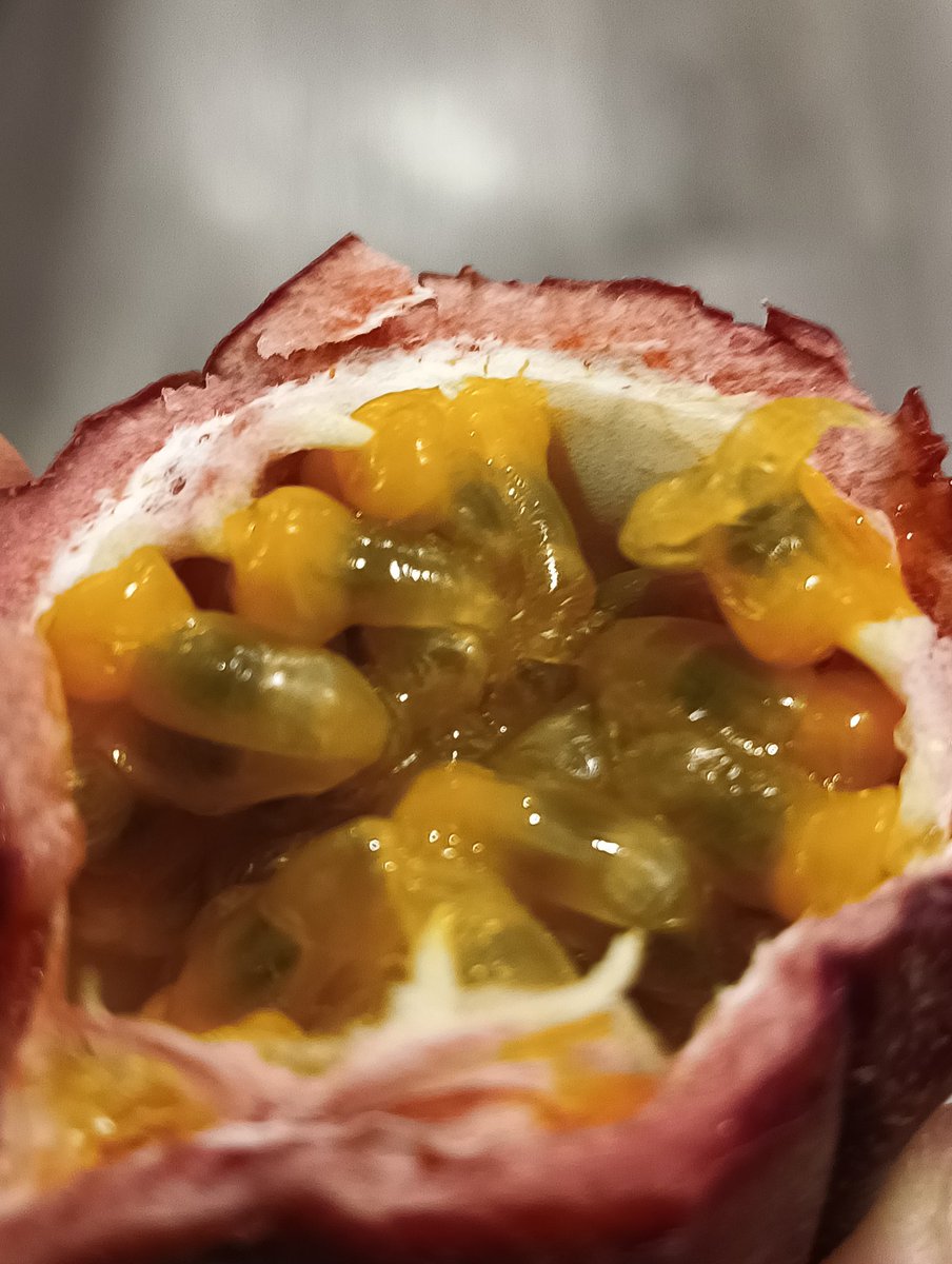 mutaguch's tweet image. 3粒10元(50円)のパッションフルーツが甘くて美味すぎる件。
表面シワシワで食べ頃。