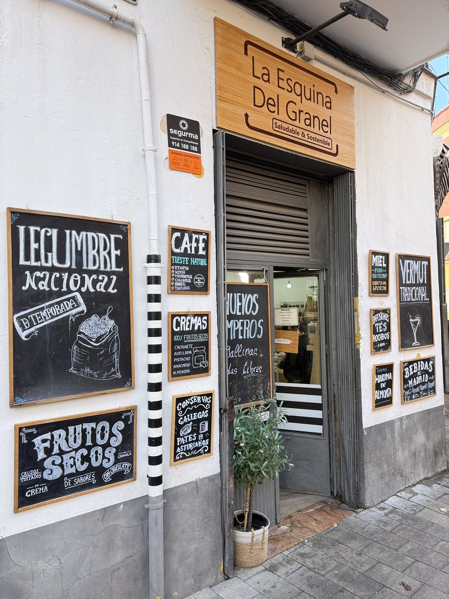 Las especias, mejor en tiendas a granel. 🫙

Es mucho más fácil pillar los botecitos del supermercado (yo también lo hacía). Pero ir a una tienda especializada cambia la película por tres motivos:

1️⃣ La oferta. Ves el producto real y encuentras joyas como un buen curry madras o