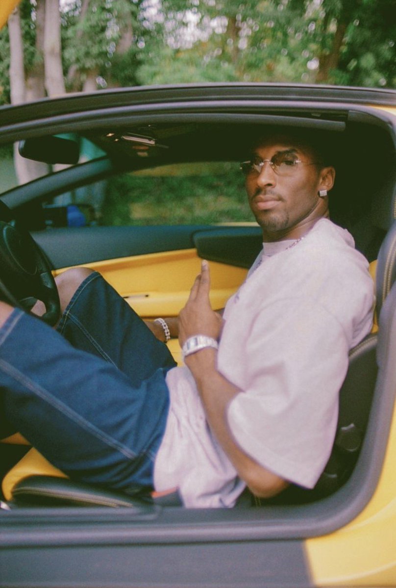8_24Mamba4Ever's tweet image. Kobe photoshoot in front his home in 2002 🔥