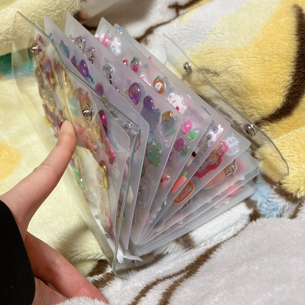 職場の女の子からシール交換したいって言われて調子乗って集めまくってたら閉じなくなったw