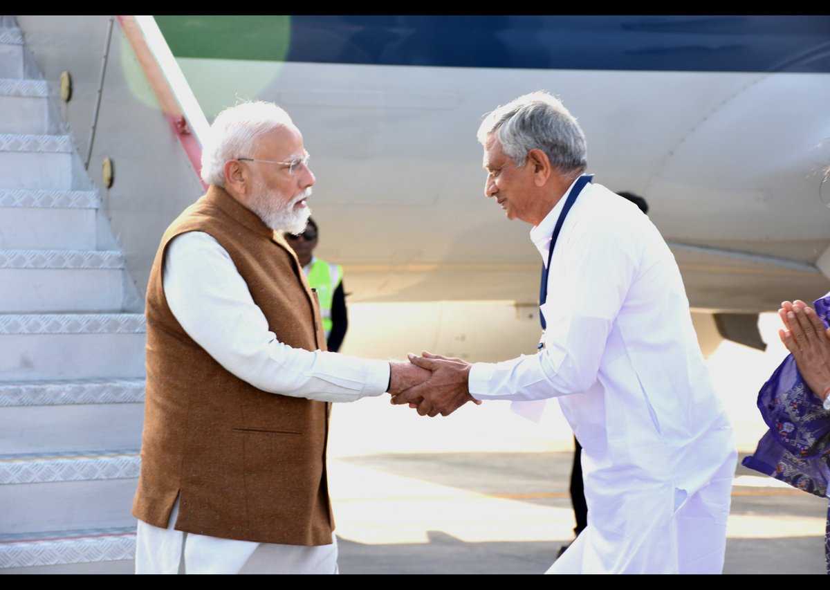 inforajkotgog's tweet photo. રાજકોટ ઇન્ટરનેશનલ એરપોર્ટ પર વડાપ્રધાનશ્રી નરેન્દ્રભાઈ મોદીનું ઉષ્માભર્યું સ્વાગત,સોમનાથ મહાદેવના સાનિધ્યમાં સ્વાભિમાન પર્વની ઉજવણીમાં વડાપ્રધાનશ્રી સહભાગી થશે #SomnathSwabhimanParv @Somnath_Temple 
@CMOGuj @sanghaviharsh @CollectorRjt @InfoGujarat
@PMOIndia @kunvarjibavalia https://t.co/01i0qL8xHH