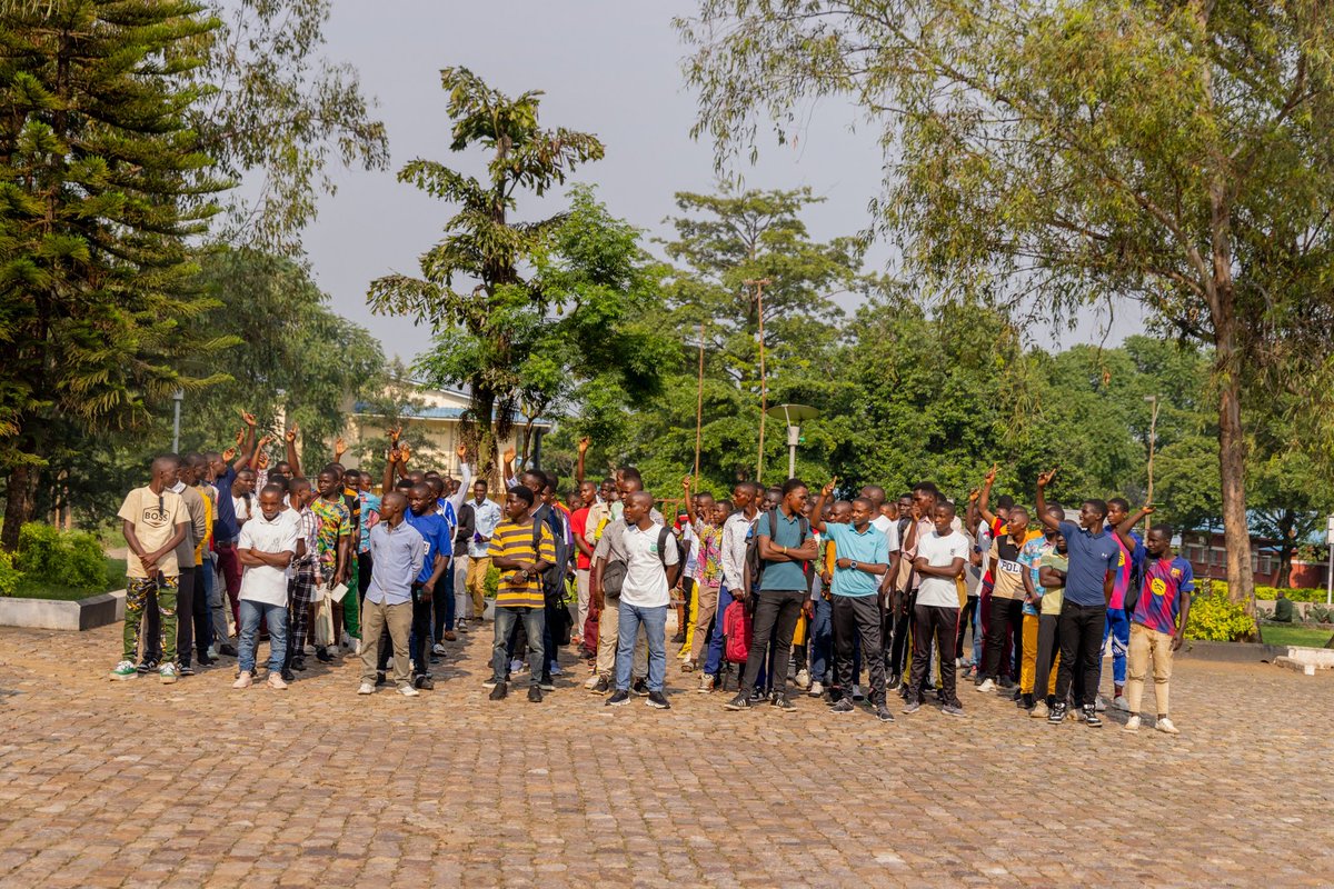 LeRenouveauBdi's tweet photo. Passation, ce samedi 10 janvier 2026, du concours d'entrée à la @fdnbbi pour les candidats sous officiers. Plus de 2000 candidats étaient attendus dans 18 centres pour passer le test intellectuel. Sur 99 candidats attendus au centre de passation de l'#Iscam, 95 se sont présentés. https://t.co/4GbKEeFMT5